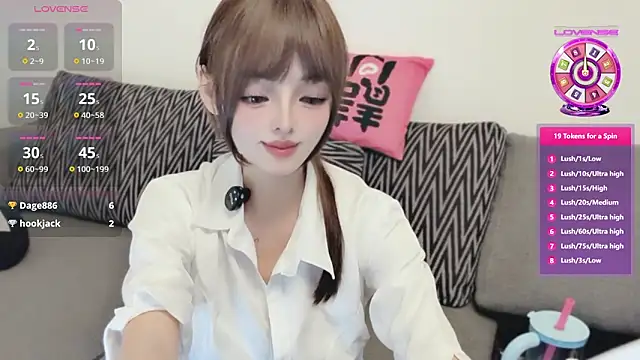 Snapshot of Elleeeee chatting on June 18, 9:14 am Elleeeee online show from June 18, 9:14 am