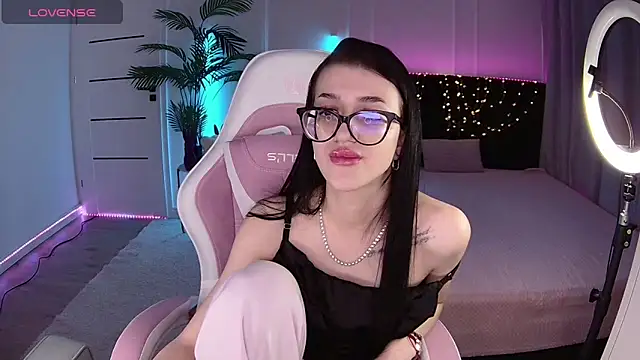 Snapshot of Ariella_Me chatting on May 26, 6:42 am Ariella Me online show from May 26, 6:42 am