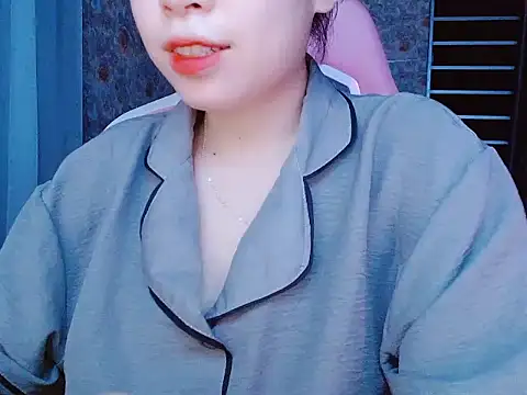 Snapshot of Julie_Ulie chatting on May 27, 2:25 pm Julie Ulie online show from May 27, 2:25 pm