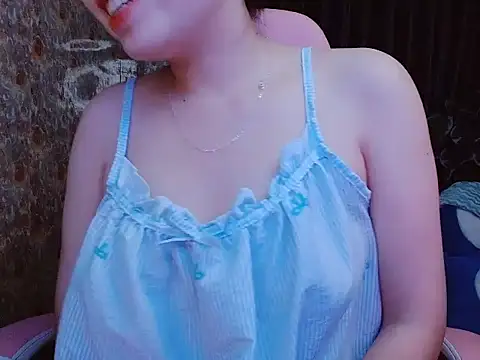 Snapshot of Julie_Ulie chatting on May 31, 2:35 pm Julie Ulie online show from May 31, 2:35 pm