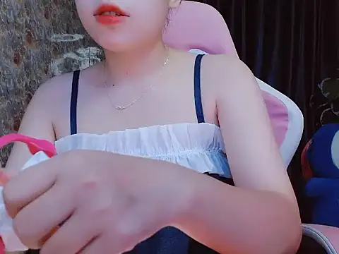 Snapshot of Julie_Ulie chatting on June 5, 12:33 pm Julie Ulie online show from June 5, 12:33 pm