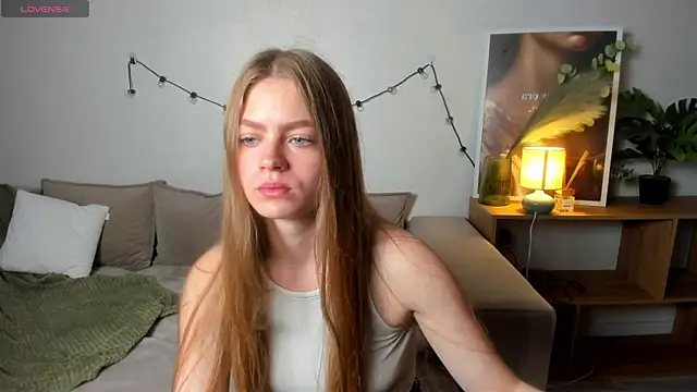 Snapshot of HoneyEmilly chatting on May 21, 6:42 am HoneyEmilly online show from May 21, 6:42 am