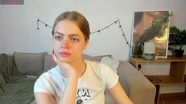Snapshot of HoneyEmilly chatting on May 24, 7:24 am HoneyEmilly online show from May 24, 7:24 am