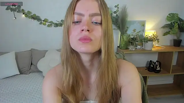 Snapshot of HoneyEmilly chatting on May 31, 8:10 am HoneyEmilly online show from May 31, 8:10 am
