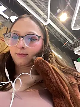 Snapshot of aria_rousse3 chatting on May 28, 7:33 pm aria rousse3 online show from May 28, 7:33 pm
