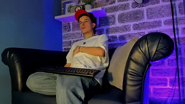 Snapshot of kevinn_bluee chatting on June 1, 12:23 am kevinn bluee online show from June 1, 12:23 am