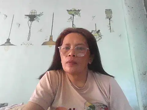 Snapshot of momshe2026 chatting on May 27, 5:59 am momshe2026 online show from May 27, 5:59 am