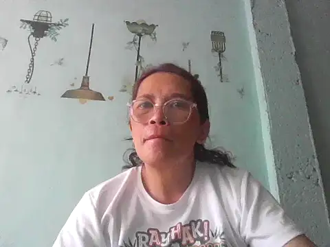 Snapshot of momshe2026 chatting on May 30, 8:00 am momshe2026 online show from May 30, 8:00 am