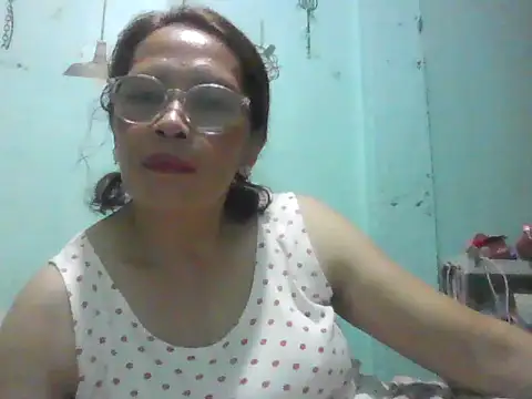 Snapshot of momshe2026 chatting on May 31, 12:12 pm momshe2026 online show from May 31, 12:12 pm