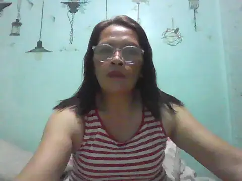 Snapshot of momshe2026 chatting on June 2, 1:57 pm momshe2026 online show from June 2, 1:57 pm