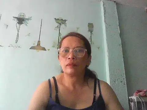 Snapshot of momshe2026 chatting on June 5, 7:14 am momshe2026 online show from June 5, 7:14 am