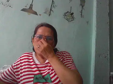 Snapshot of momshe2026 chatting on June 20, 7:55 am momshe2026 online show from June 20, 7:55 am