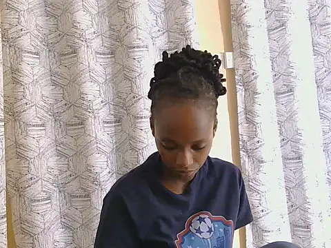 Snapshot of Petitemissy chatting on May 25, 1:17 pm Petitemissy online show from May 25, 1:17 pm
