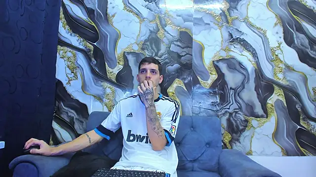 Snapshot of boy_max_latin chatting on June 20, 4:04 am boy max latin online show from June 20, 4:04 am