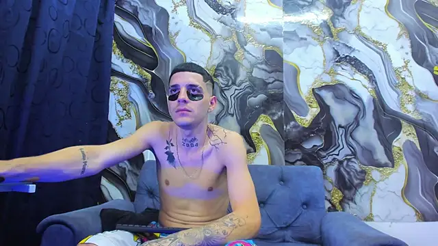 Snapshot of boy_max_latin chatting on July 9, 3:32 am boy max latin online show from July 9, 3:32 am