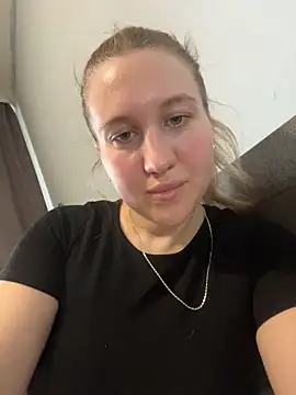 Snapshot of MarieHeartt chatting on June 18, 9:14 am MarieHeartt online show from June 18, 9:14 am