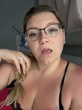 Snapshot of LucieLouBabe chatting on May 28, 11:57 pm LucieLouBabe online show from May 28, 11:57 pm