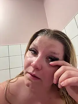 Snapshot of LucieLouBabe chatting on June 1, 10:33 pm LucieLouBabe online show from June 1, 10:33 pm