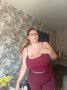 Snapshot of LucieLouBabe chatting on July 7, 11:25 am LucieLouBabe online show from July 7, 11:25 am