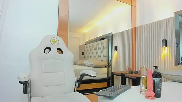 madelein fosterr online show from June 10, 7:13 pm