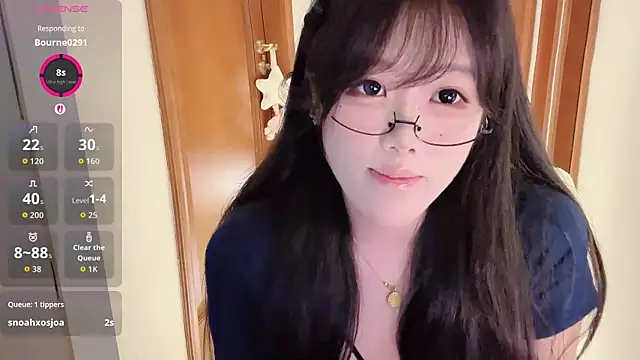 Snapshot of April_UU chatting on July 18, 11:52 pm April UU online show from July 18, 11:52 pm