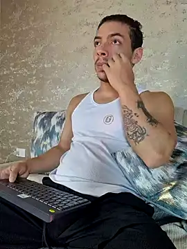 Snapshot of OliverWyse chatting on June 22, 11:57 pm OliverWyse online show from June 22, 11:57 pm