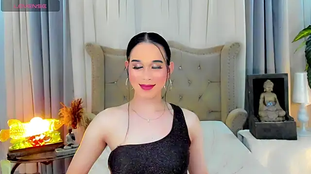 Snapshot of LexiLoreOnTop chatting on June 4, 2:45 pm LexiLoreOnTop online show from June 4, 2:45 pm