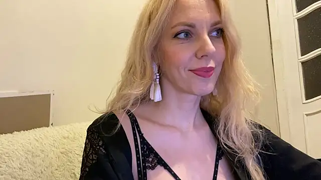 Snapshot of Allmaybe chatting on May 31, 6:04 pm Allmaybe online show from May 31, 6:04 pm
