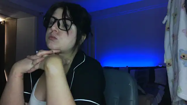 Snapshot of LucyLou31 chatting on June 14, 2:52 pm LucyLou31 online show from June 14, 2:52 pm