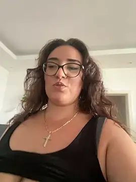 Snapshot of CurvyyMomy chatting on July 17, 11:28 am CurvyyMomy online show from July 17, 11:28 am