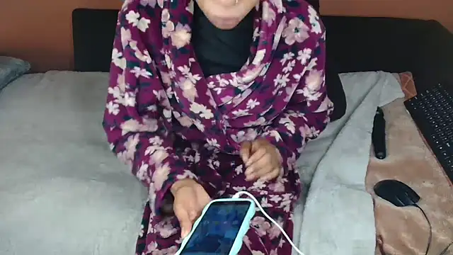 Snapshot of Tiny_Latifah chatting on June 22, 8:33 am Tiny Latifah online show from June 22, 8:33 am