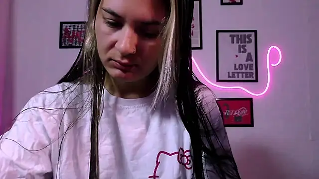 Snapshot of AlisaFrost chatting on June 8, 2:06 pm AlisaFrost online show from June 8, 2:06 pm