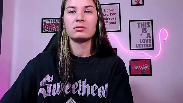 Snapshot of AlisaFrost chatting on June 22, 1:41 pm AlisaFrost online show from June 22, 1:41 pm