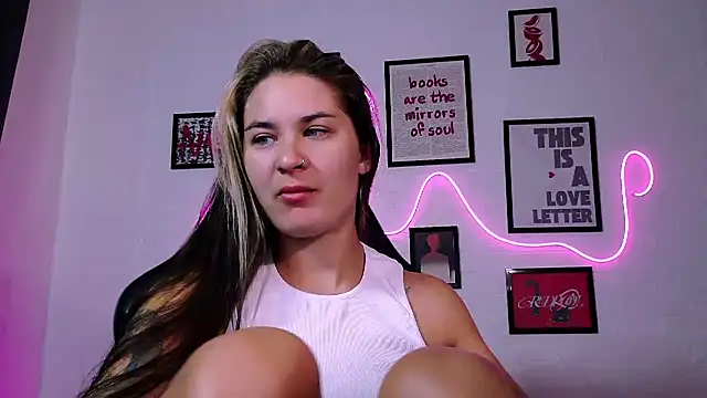 Snapshot of AlisaFrost chatting on June 23, 9:46 pm AlisaFrost online show from June 23, 9:46 pm