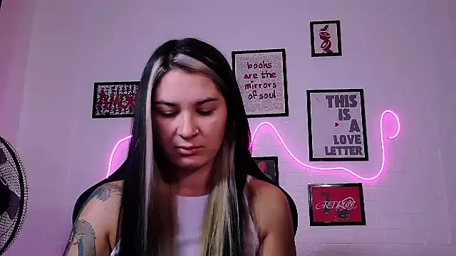Snapshot of AlisaFrost chatting on June 25, 1:15 pm AlisaFrost online show from June 25, 1:15 pm