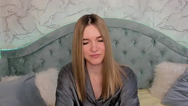 Snapshot of RoxyReignn chatting on June 2, 10:34 pm RoxyReignn online show from June 2, 10:34 pm