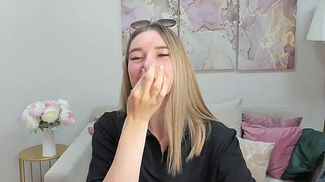 Snapshot of RoxyReignn chatting on June 18, 10:03 pm RoxyReignn online show from June 18, 10:03 pm