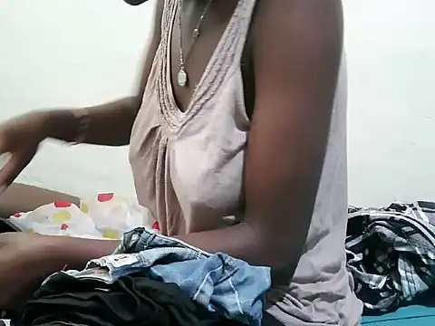 Snapshot of petite_lovy chatting on July 18, 9:35 am petite lovy online show from July 18, 9:35 am