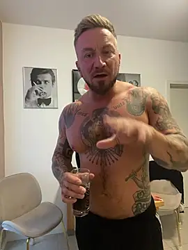 HotHotPursuit1 online show from July 4, 6:58 pm