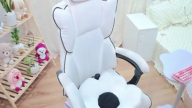 Snapshot of lrykknana chatting on July 7, 6:47 am lrykknana online show from July 7, 6:47 am