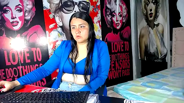 Snapshot of BaddieLuxe_ chatting on May 24, 10:20 am BaddieLuxe online show from May 24, 10:20 am