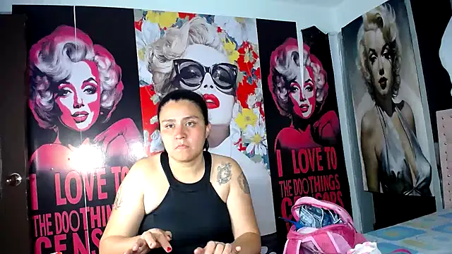 Snapshot of BaddieLuxe_ chatting on May 26, 10:33 am BaddieLuxe online show from May 26, 10:33 am