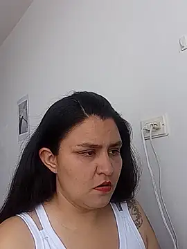 Snapshot of BaddieLuxe_ chatting on June 4, 5:19 pm BaddieLuxe online show from June 4, 5:19 pm