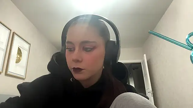 Snapshot of elfLiana chatting on June 1, 4:41 pm elfLiana online show from June 1, 4:41 pm
