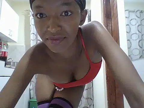 Snapshot of Miss_lavagirl chatting on June 18, 5:17 pm Miss lavagirl online show from June 18, 5:17 pm