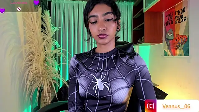 Snapshot of HottieVeroo_ chatting on June 17, 1:41 am HottieVeroo online show from June 17, 1:41 am