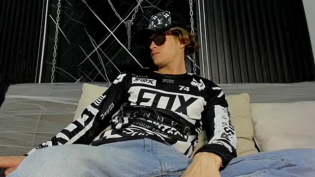 AnthonyStone  online show from May 28, 11:02 pm