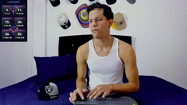 Snapshot of theo_bigcock_ chatting on July 16, 6:47 pm theo bigcock online show from July 16, 6:47 pm