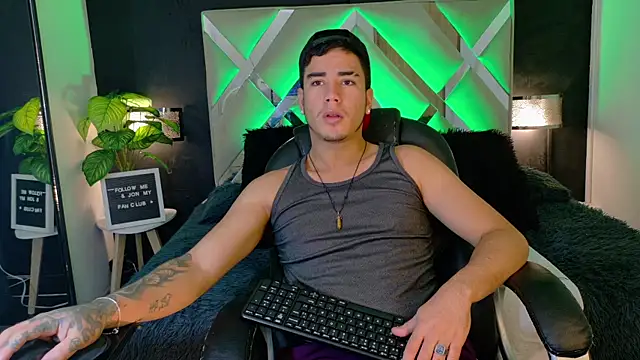 Snapshot of Alex-Rodriguezz chatting on June 12, 12:48 pm Alex-Rodriguezz online show from June 12, 12:48 pm