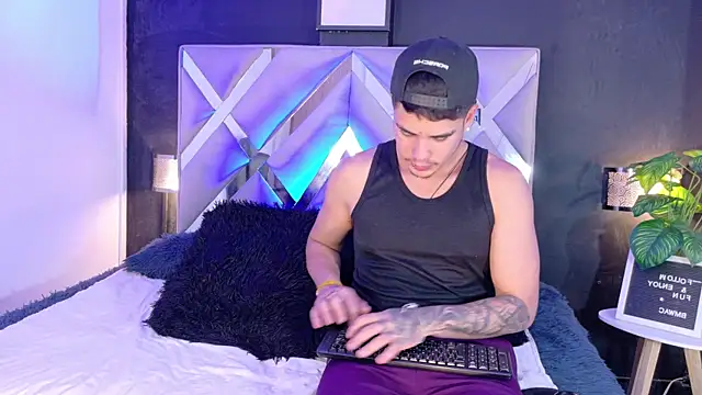 Snapshot of Alex-Rodriguezz chatting on June 23, 7:56 pm Alex-Rodriguezz online show from June 23, 7:56 pm